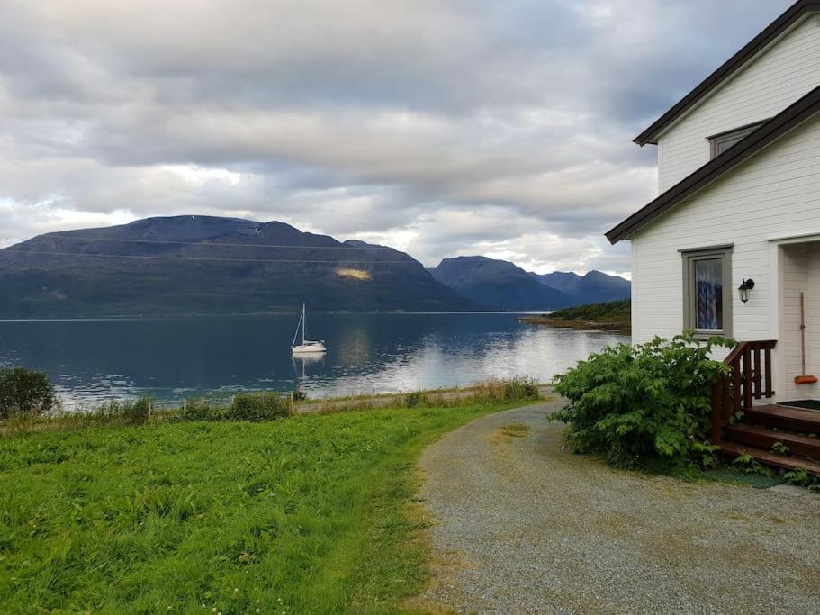 Traditional Farm House Located Close To Fjord Lyngseidet Екстериор снимка